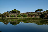 Villa Adriana, il pecile, maestoso peristilio destinato alle passeggiate dell'imperatore.